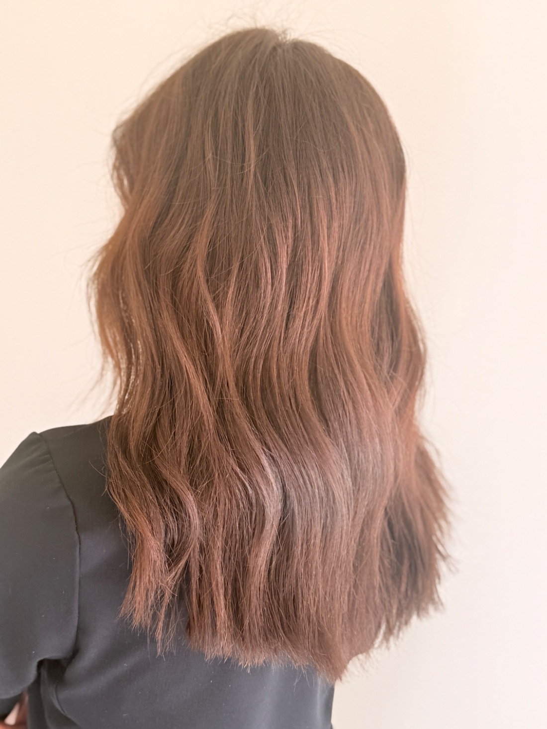 Warm brunette with a slow wave through the lengths.